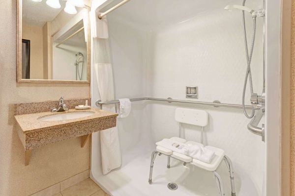 BAYMONT SUITES LAWRENCE (Lawrence)
